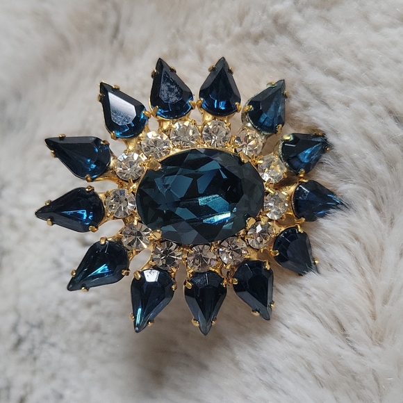 Jewelled Statement Ring - Picture 2 of 6